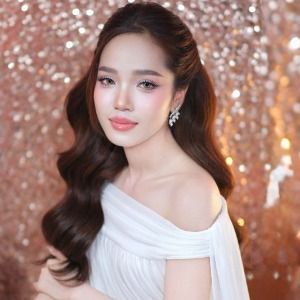 លោកស្រី ថង លីណា